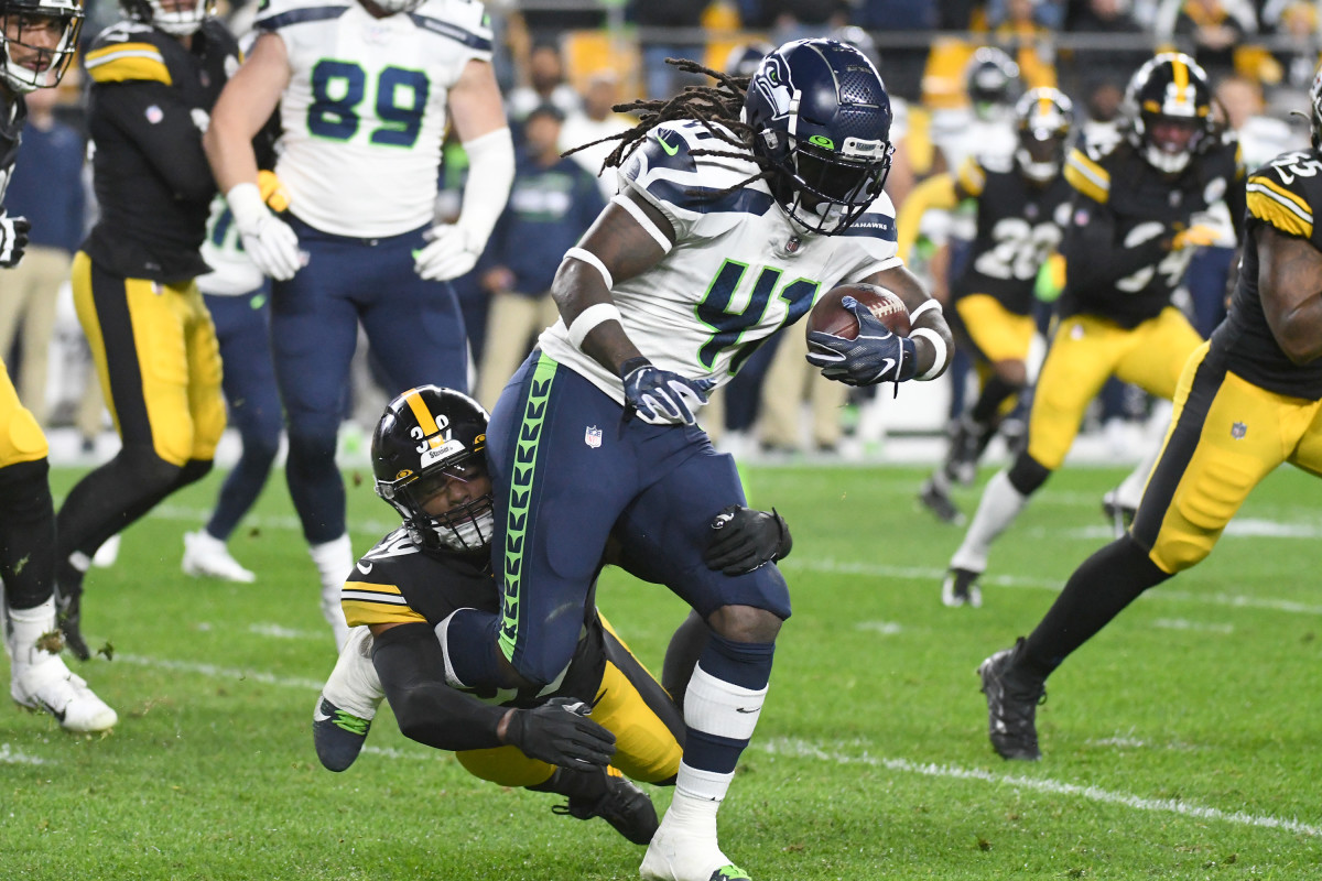 Seahawks honor former teammate Alex Collins 