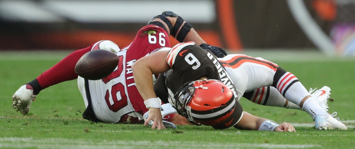 Baker Mayfield injury: Browns QB headed to locker room with hurt thumb -  Sports Illustrated