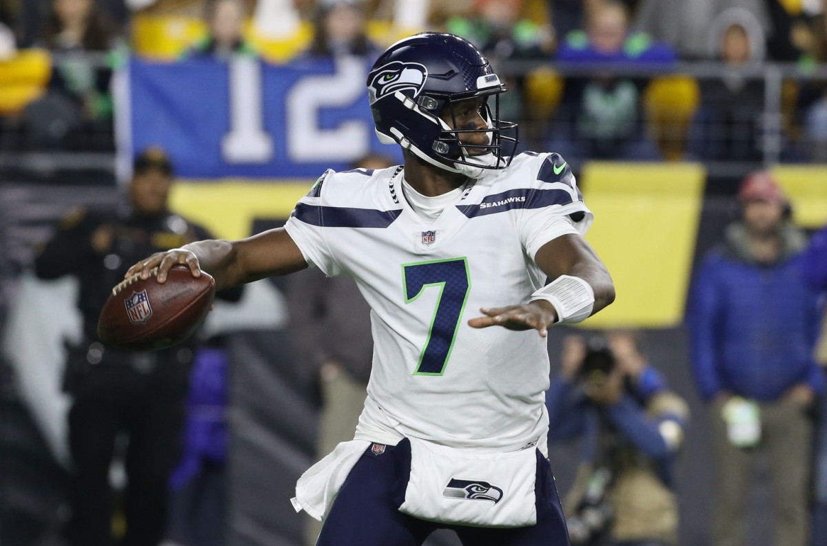 Geno Smith rallies Russell Wilson-less Seahawks to OT, then loses fumble,  game to Steelers – KIRO 7 News Seattle