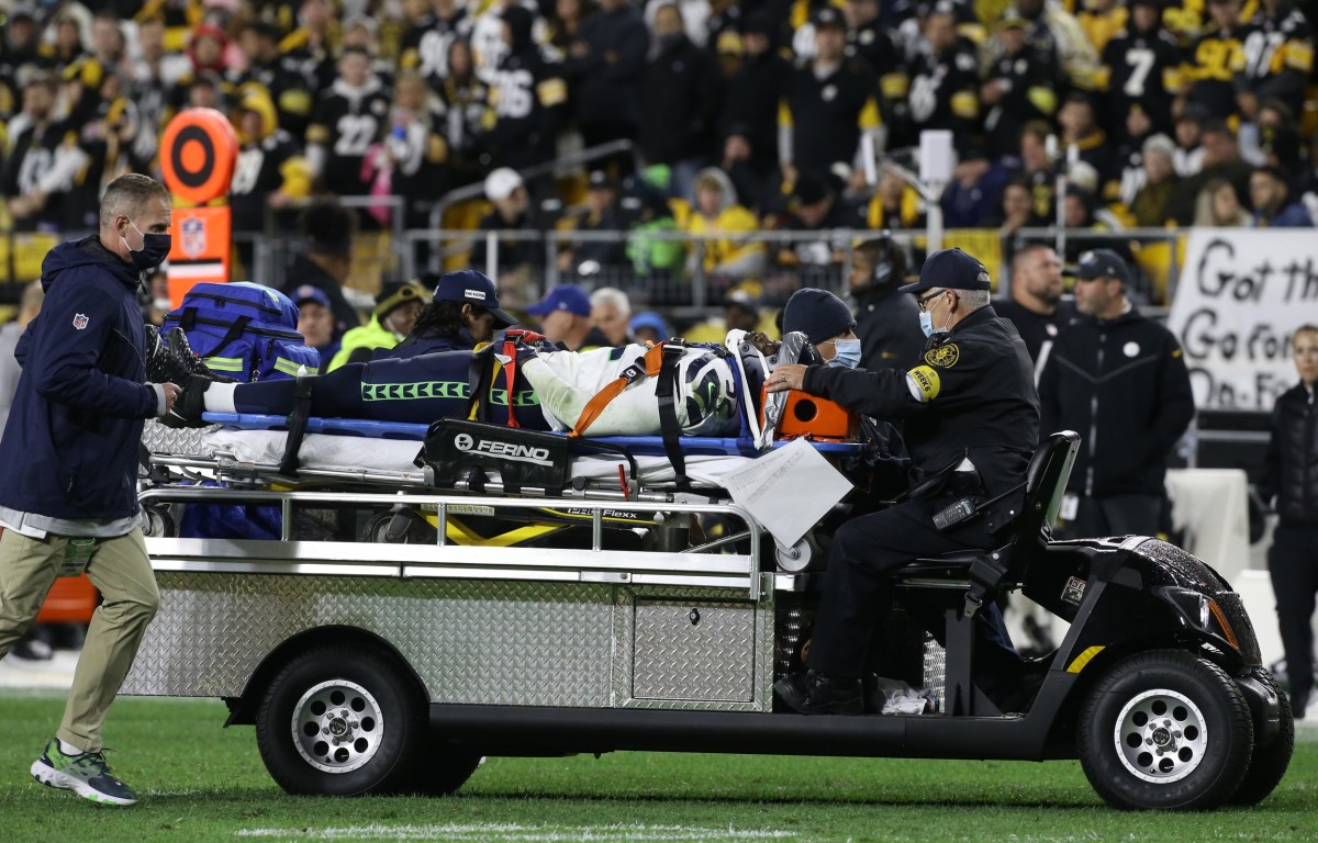 Darrell Taylor carted off the field after collision with teammate