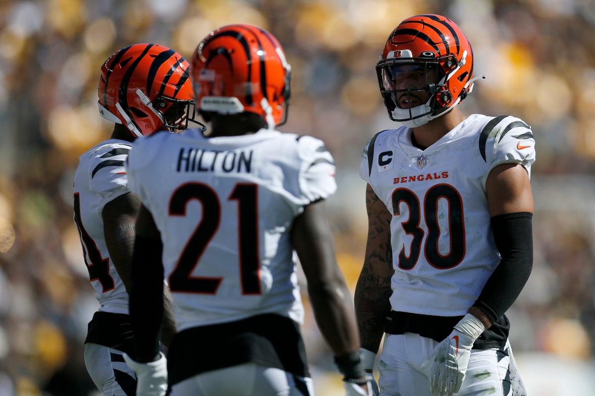 Cincinnati Bengals free safety Jessie Bates (30) and Mike Hilton celebrate  after breaking up a pass during the first half of an NFL football game  against the Kansas City Chiefs, Sunday, Jan.