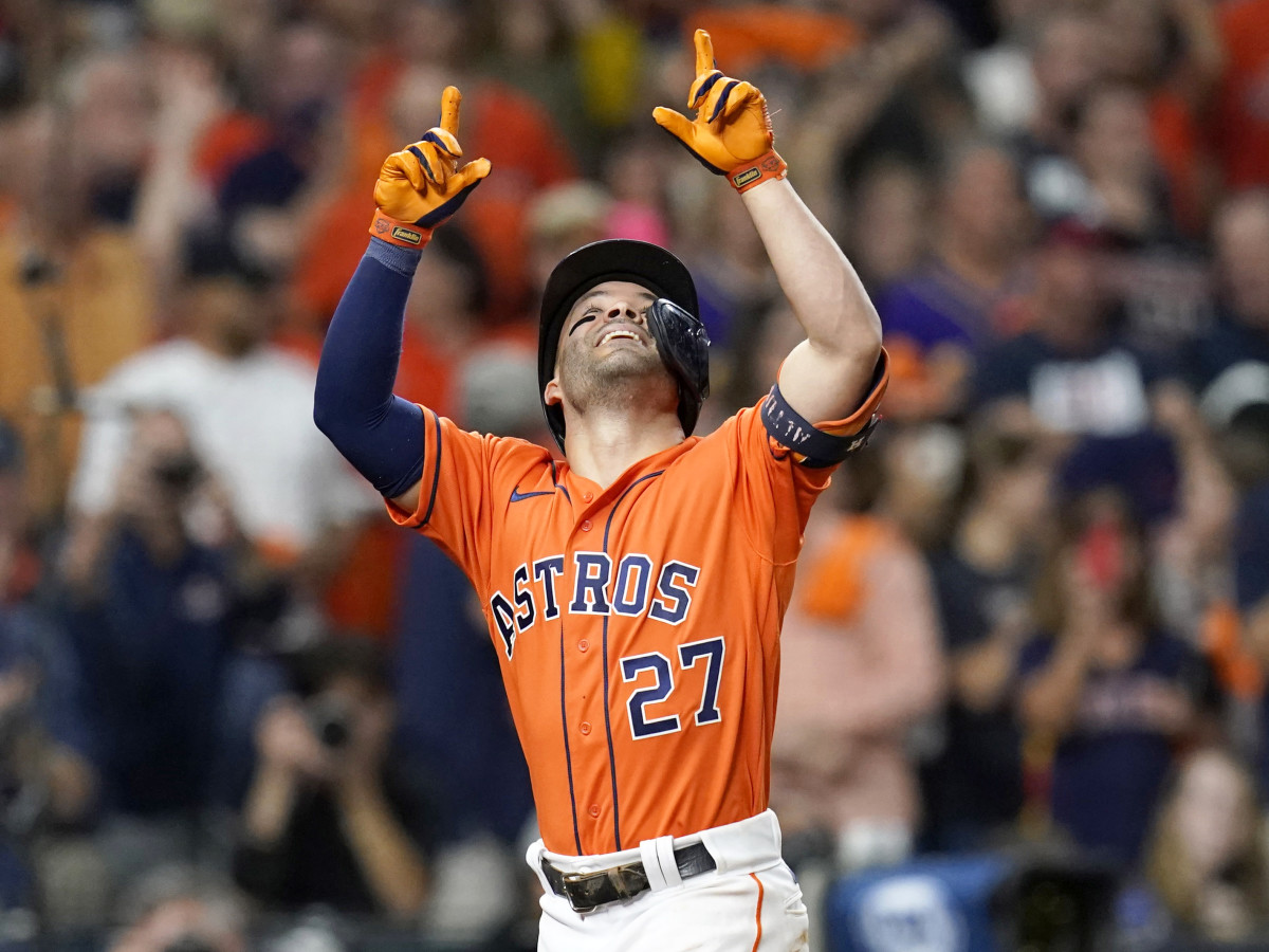 Astros' Jose Altuve comes up big at plate after fielding woes