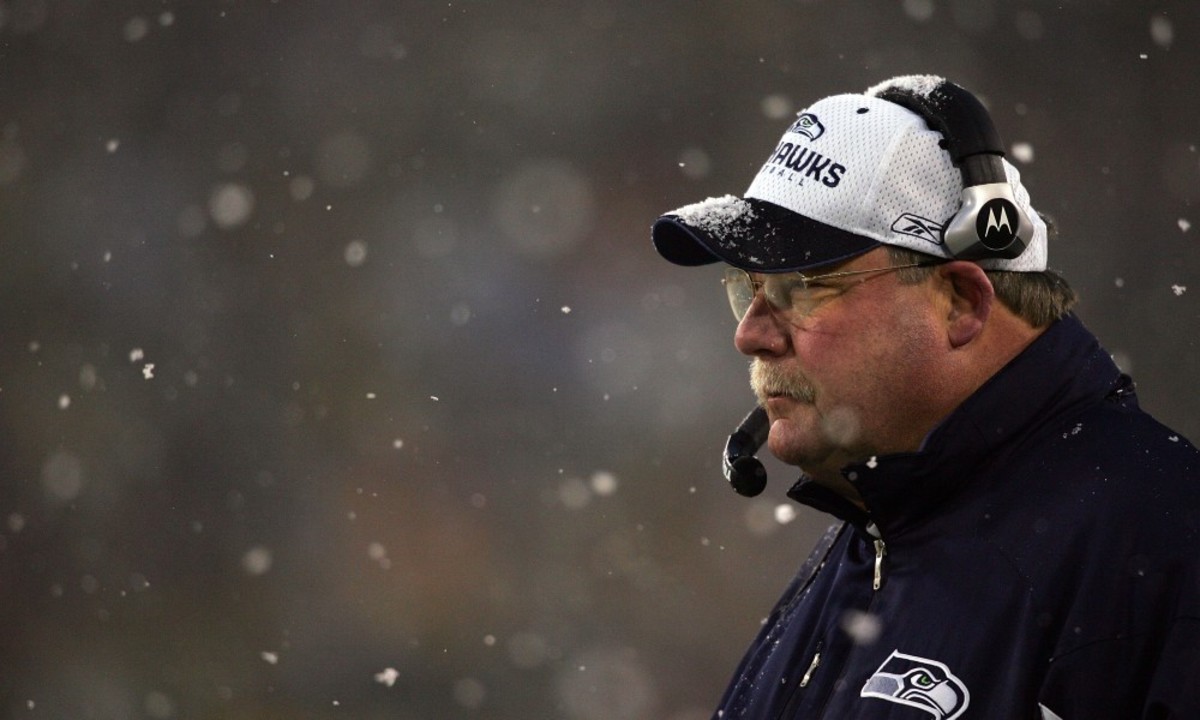 Legendary Seahawks coach Mike Holmgren joins Ring of Honor