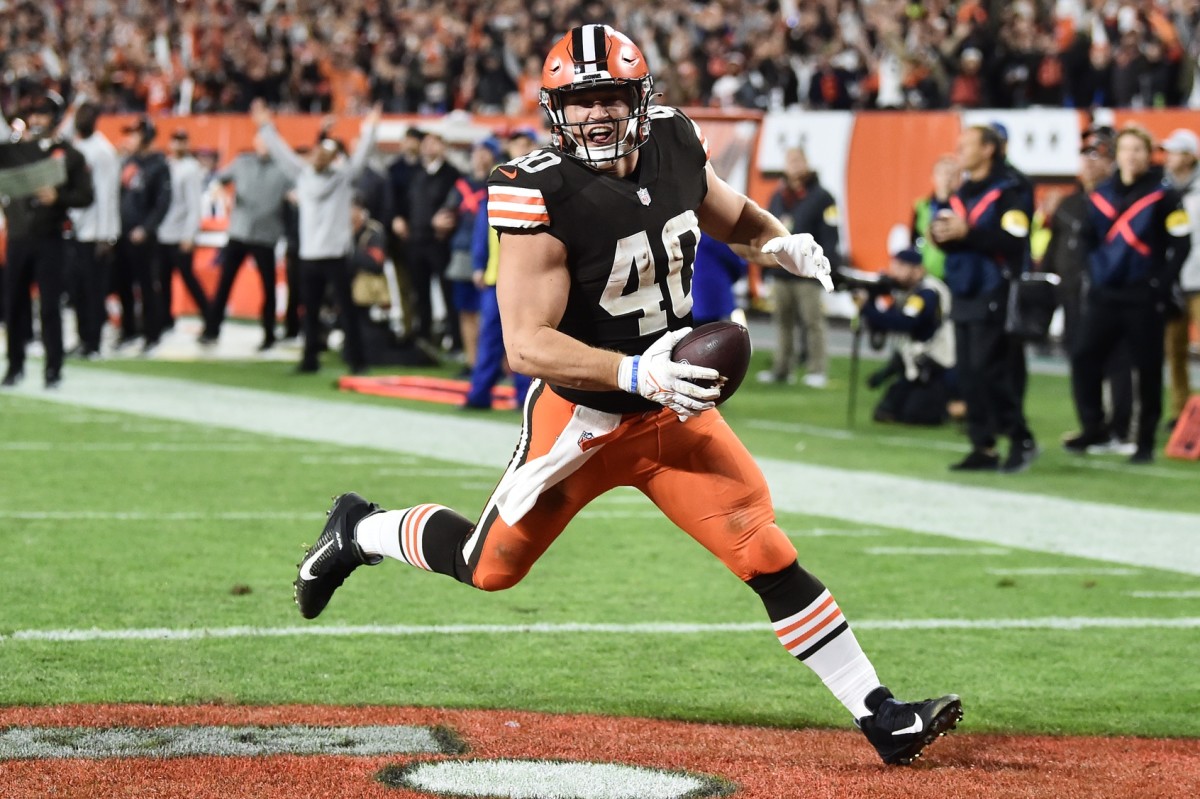 Cleveland Browns Fullback Johnny Stanton Poses With Critical Role