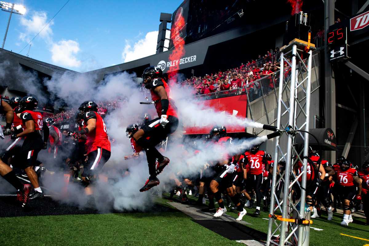 Cincinnati Football on X: Just Revealed: The #Bearcats uniform combo for  the home opener inside #Nippert2015  / X