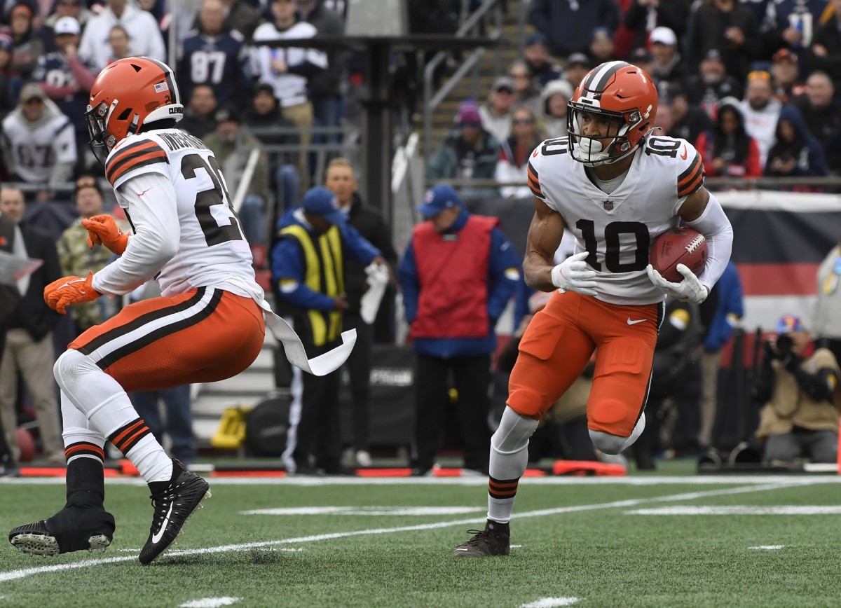 Foxborough, Massachusetts, USA. 14th Nov, 2021. Cleveland Browns wide  receiver Anthony Schwartz (10) returns a kick during the NFL football game  between the Cleveland Browns and the New England Patriots at Gillette