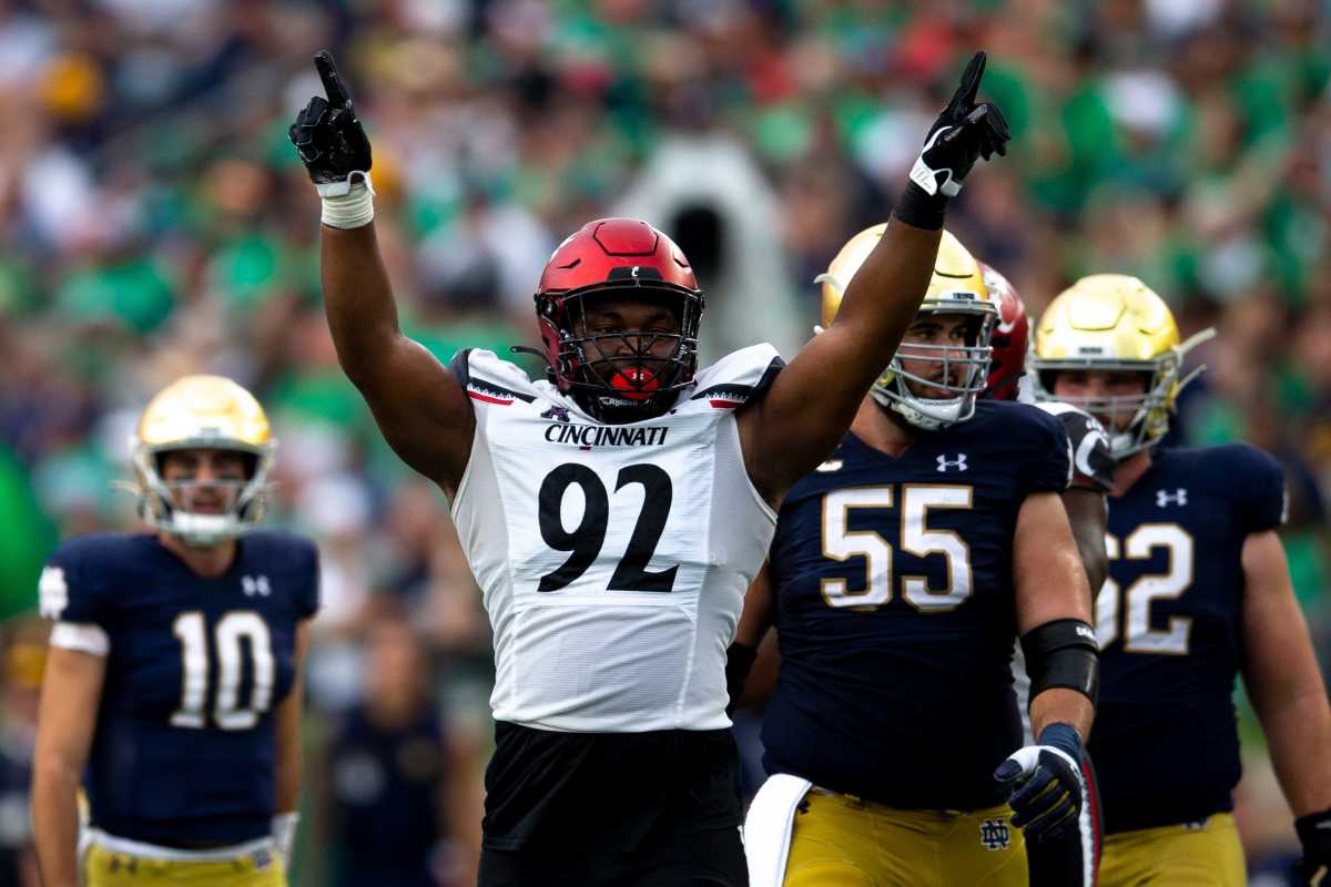 Cincinnati Bearcats defensive lineman Curtis Brooks (92) celebrates after a 4th down stop in the fourth quarter of the NCAA football game on Saturday, Oct. 2, 2021, at Notre Dame Stadium in South Bend, Ind. Cincinnati Bearcats defeated Notre Dame Fighting Irish 24-13. Cincinnati Bearcats At Notre Dame Fighting Irish 237