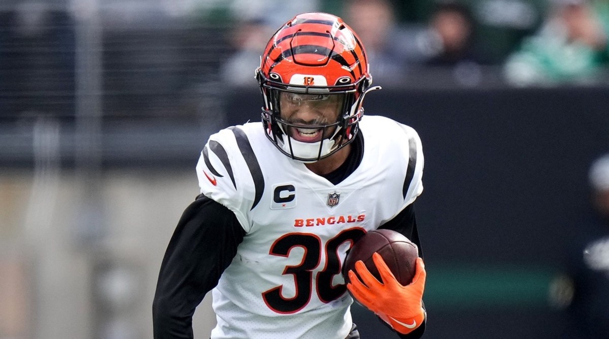 Jessie Bates intercepts Tannehill on Titans' first play vs. Bengals