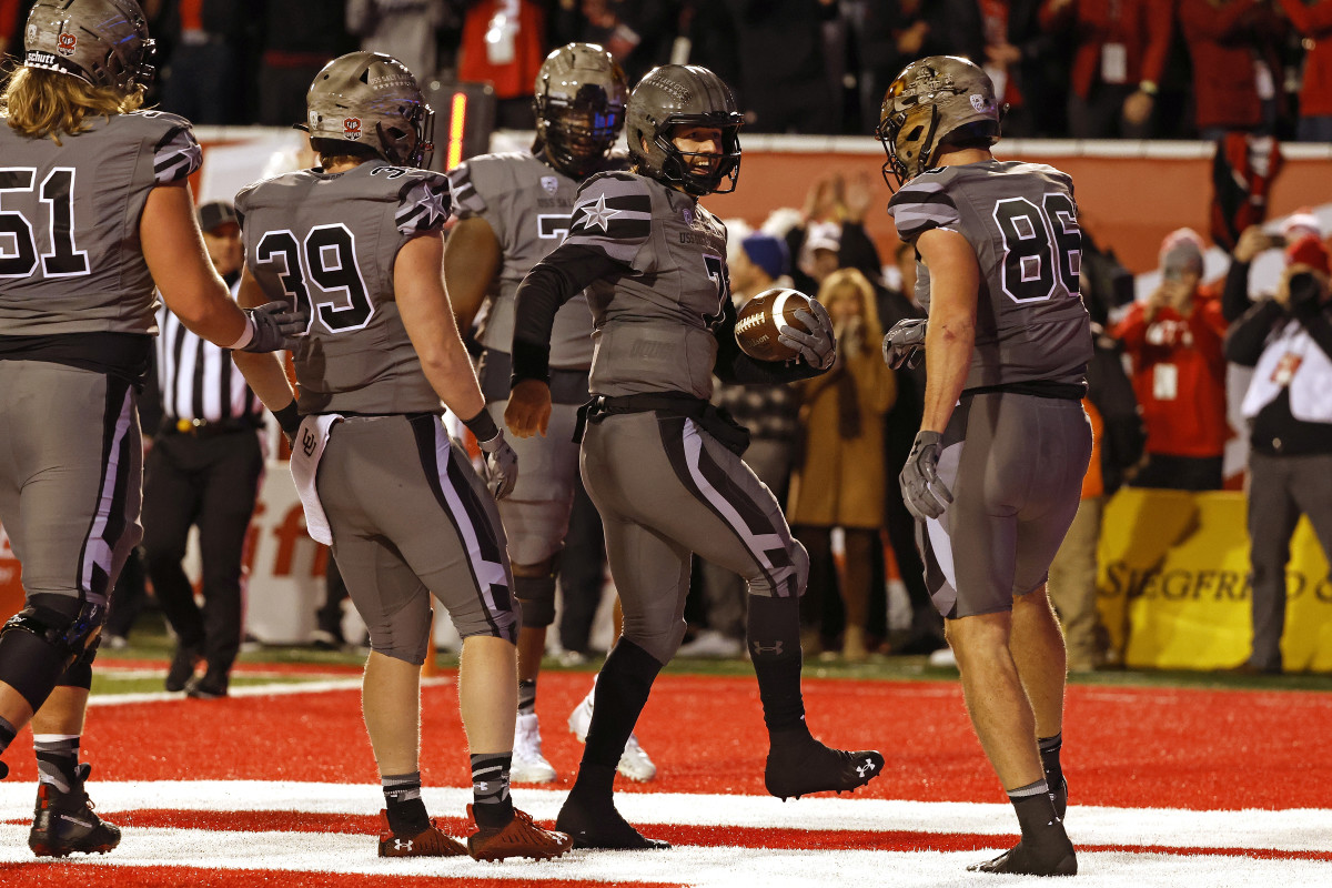 Utah Utes quarterback Cameron Rising (7) celebrates his touchdown with tight end Dalton Kincaid (86) in the second quarter against the Oregon Ducks.