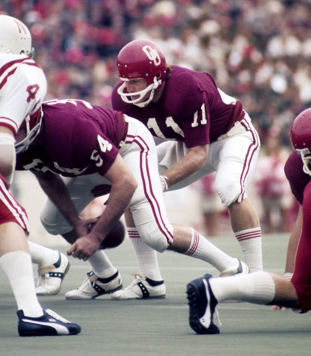 1971 Nebraska-Oklahoma football 04 Mildren takes snap USATSI_8198986