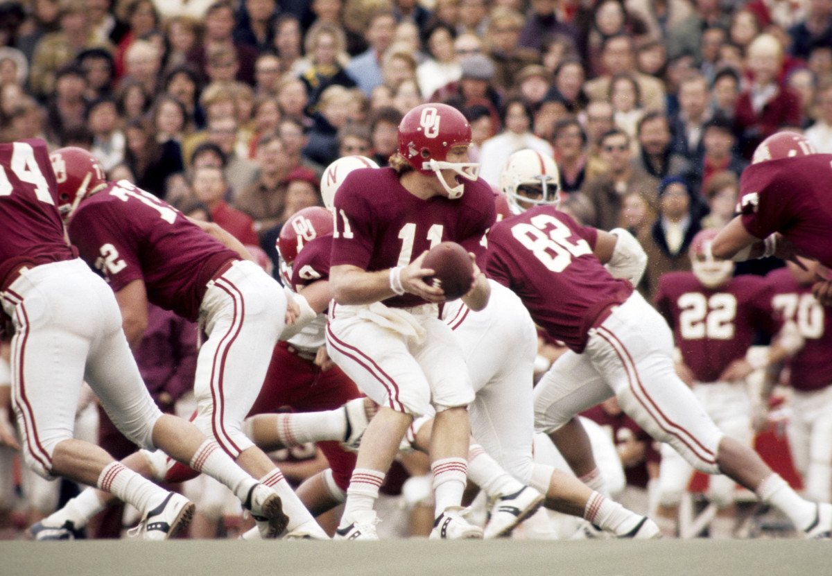 1971 Nebraska-Oklahoma football 07 Mildren running offense USATSI_8198962