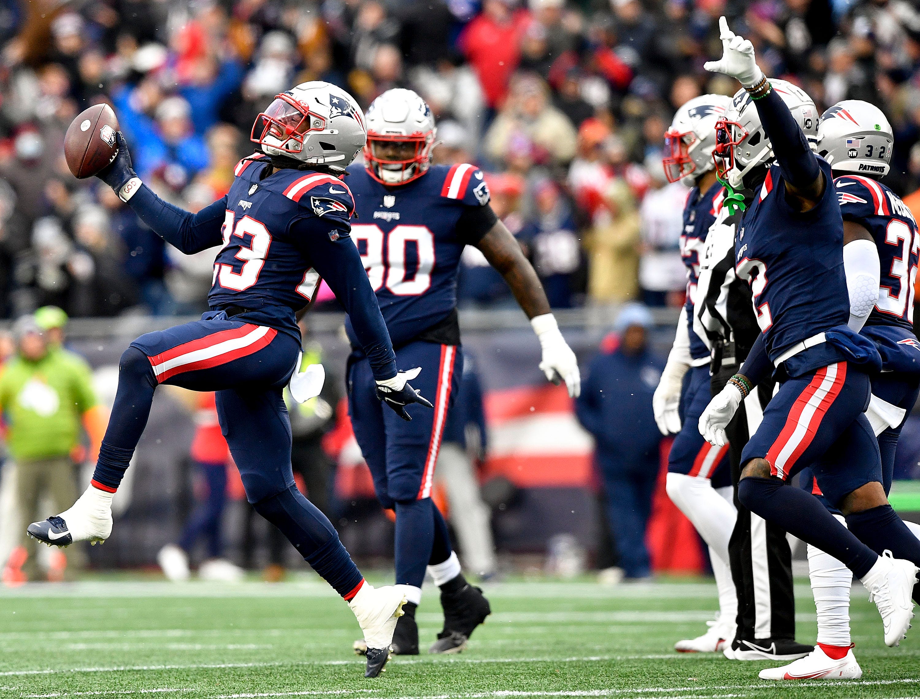 Patriots roll past Titans 36-13