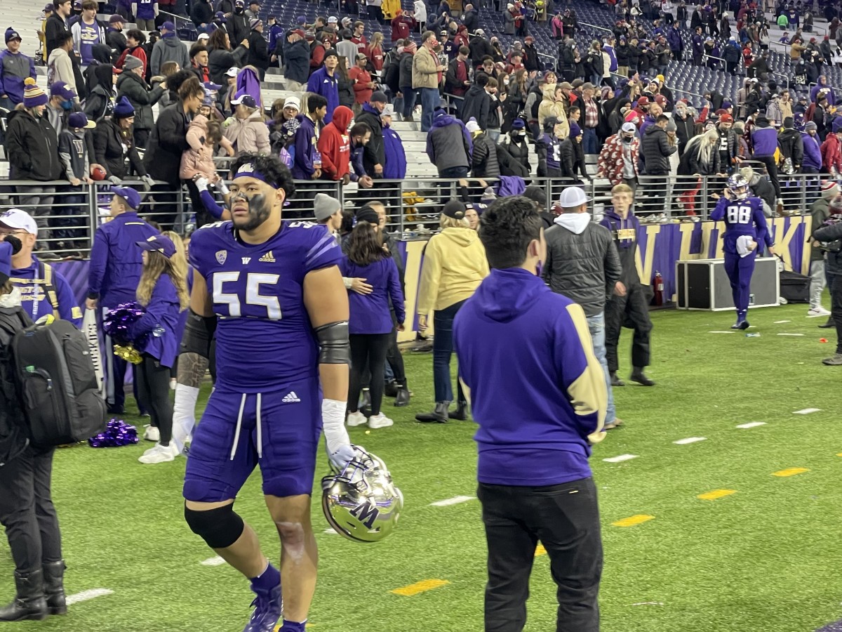 Troy Fautanu leaves the field at the Apple Cup.