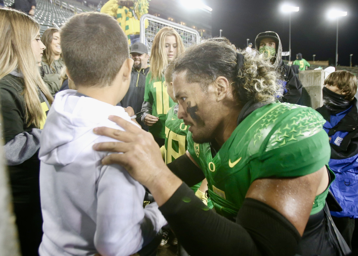 Oregon linebacker Noah Sewell