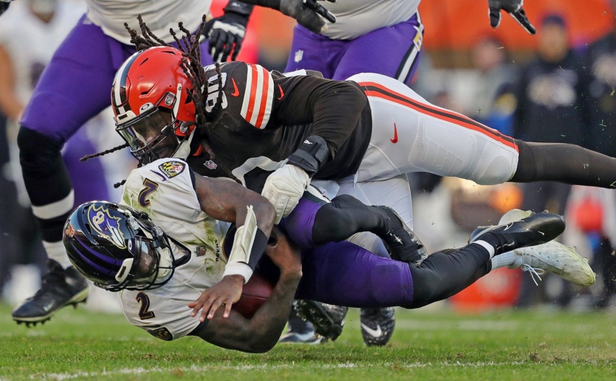 Clowney re-signs with Browns, bookends again with Garrett