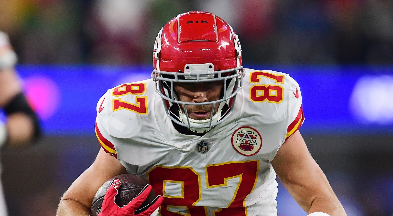 Travis Kelce's three touchdowns propel Chiefs past Chargers, into AFC West  driver's seat - ESPN