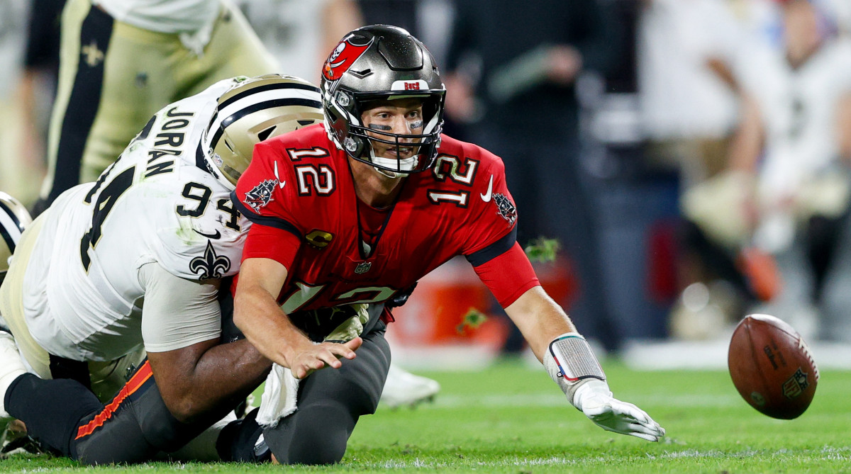 Tom Brady Throws Tablet, Shouts at Ref After New Orleans Saints Loss