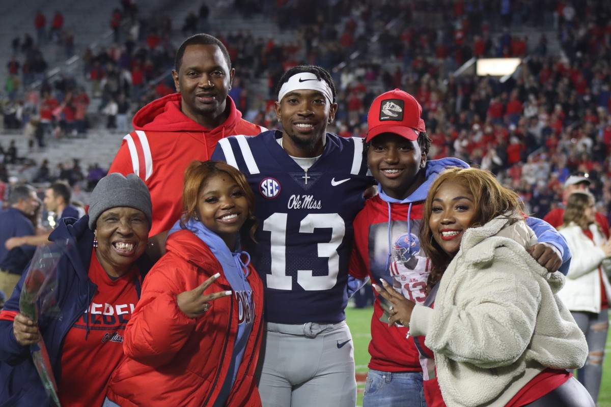 Former Rebels Eli Manning, DK Metcalf Pose for Tweet - The Grove