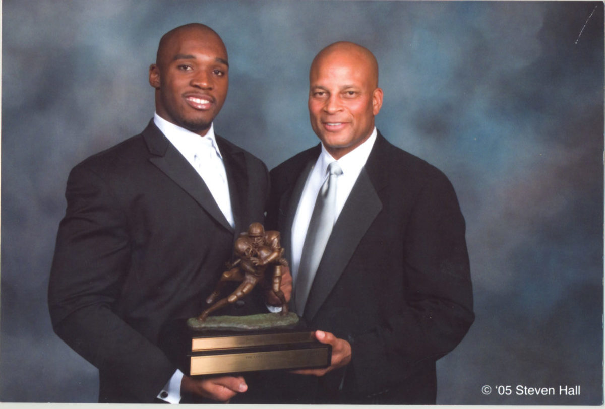 DeMeco Ryans wins the 2005 Lott Trophy