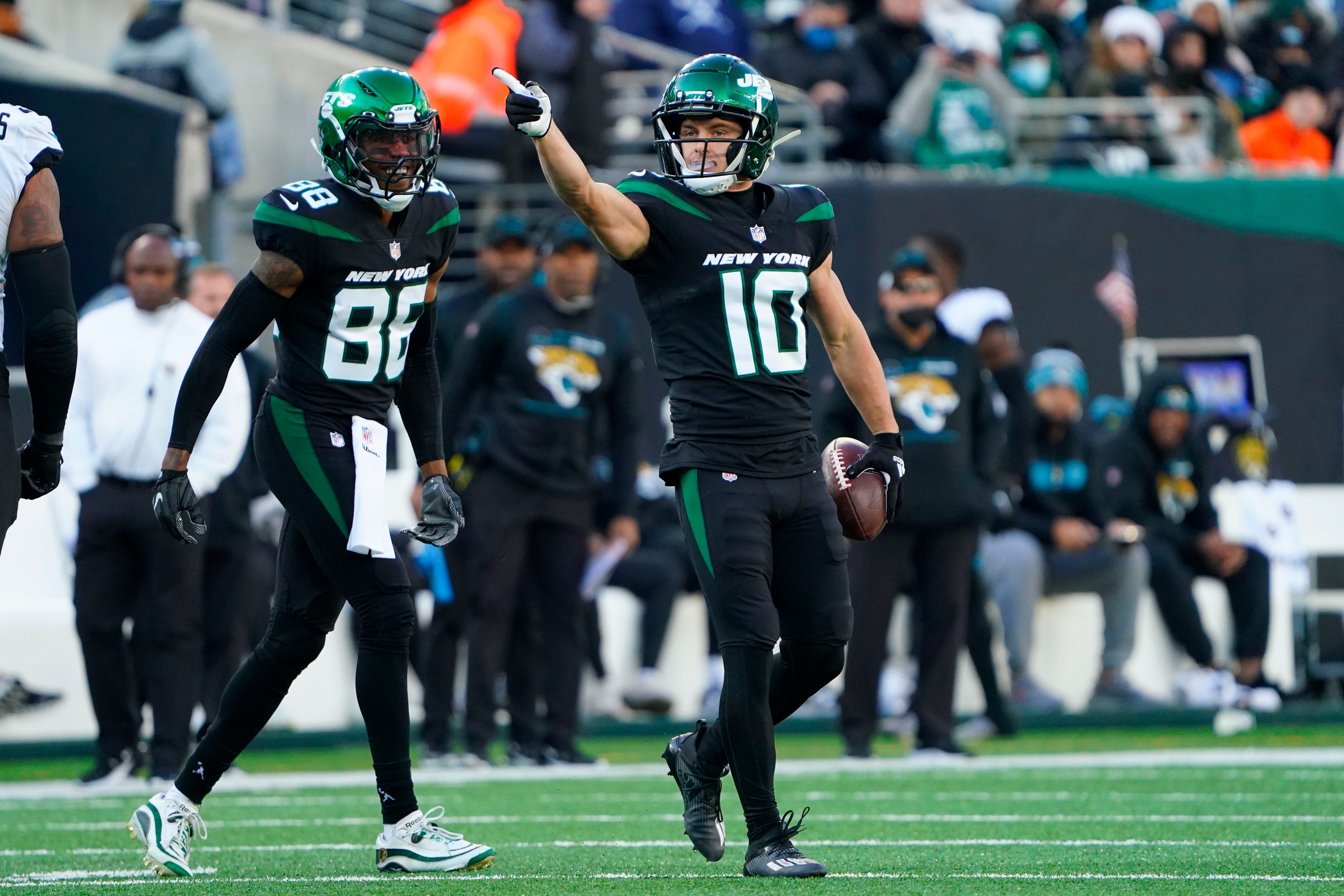 New York Jets wide receiver Braxton Berrios (10) warms up before