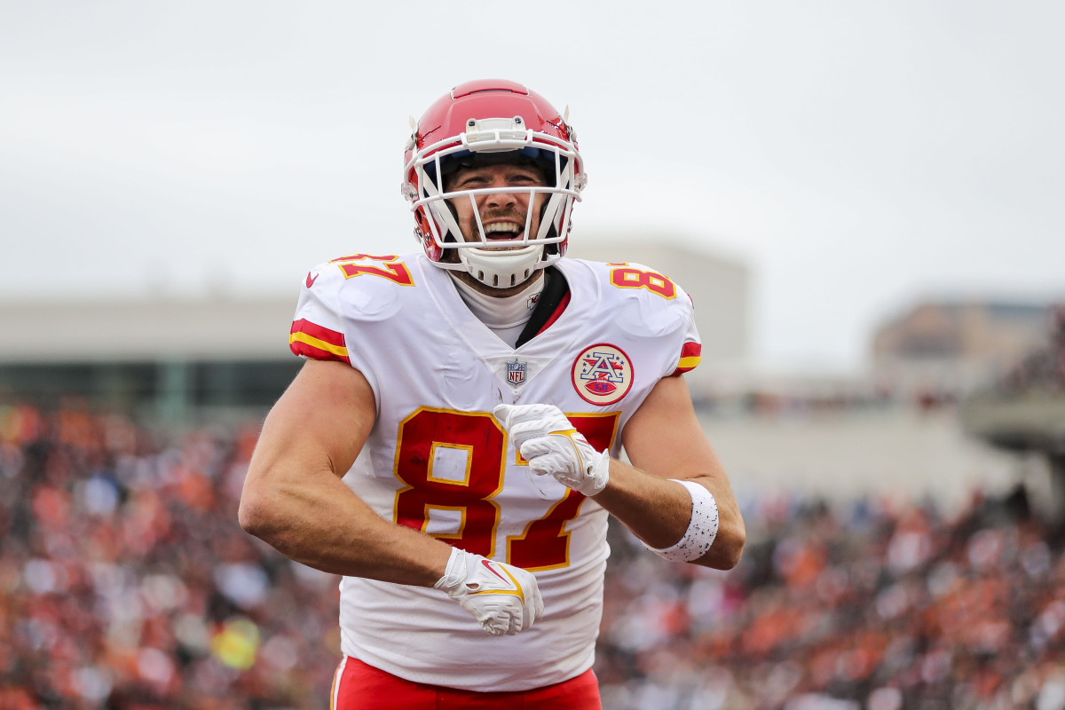 KC Chiefs TE Travis Kelce Faces History, Loss of Tyreek Hill in 2022 -  Sports Illustrated Kansas City Chiefs News, Analysis and More