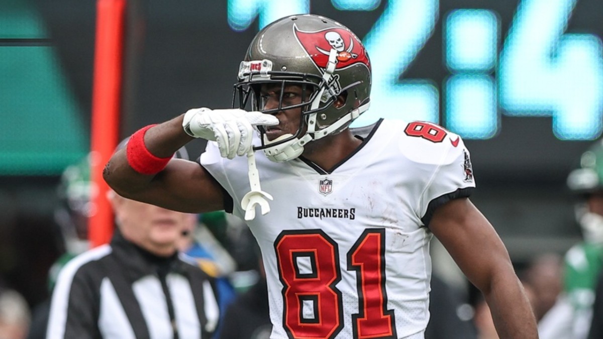 Watch: Antonio Brown Seemingly Quits on Tampa Bay Buccaneers, Leaves Game -  Tampa Bay Buccaneers, BucsGameday
