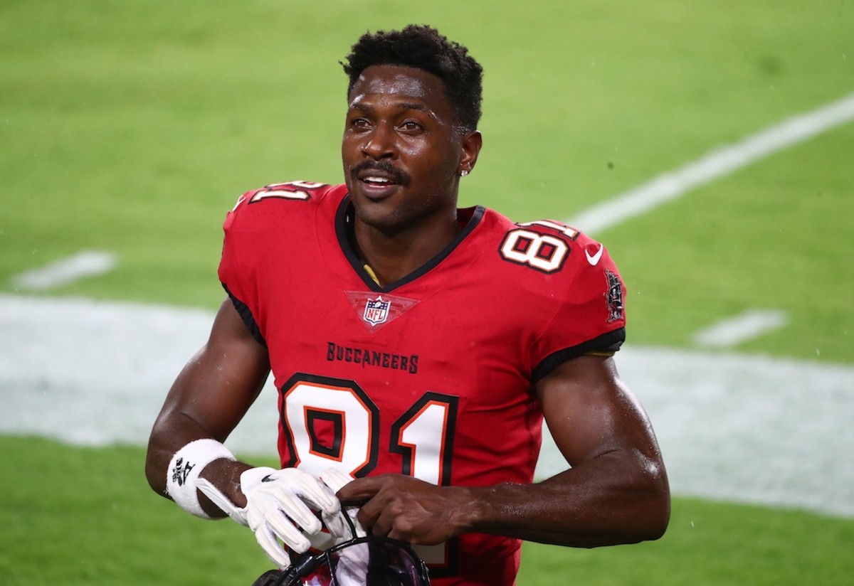 Tampa Bay Buccaneers WR Antonio Brown Leaves Mid-Game After Taking Uniform  Off on Sideline - Sports Illustrated Pittsburgh Steelers News, Analysis and  More