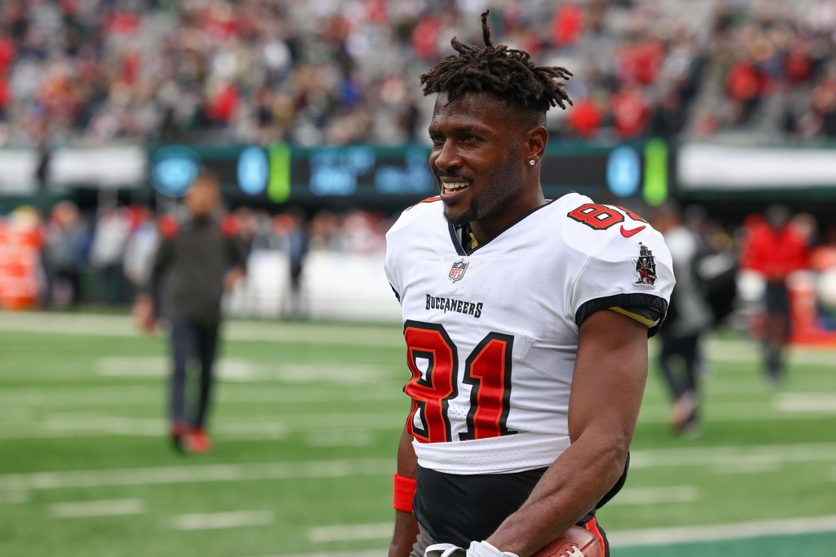 NFL analysts plead for Antonio Brown to get help after meltdown during  Buccaneers-Jets game at MetLife Stadium (PHOTOS) 