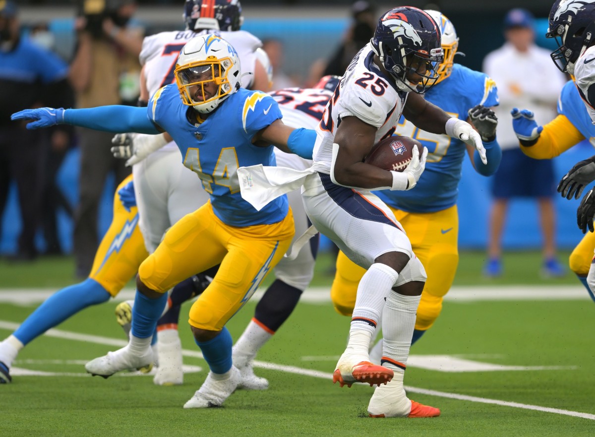 Tennessee Titans linebacker David Long Jr. (51) runs onto the field before  an NFL football game against the Cincinnati Bengals Sunday, Nov. 27, 2022,  in Nashville, Tenn. (AP Photo/Mark Zaleski Stock Photo - Alamy