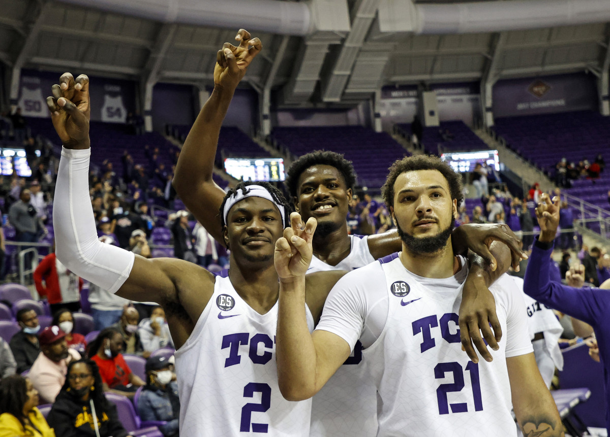 @TCU Basketball throwing up Horn Frogs