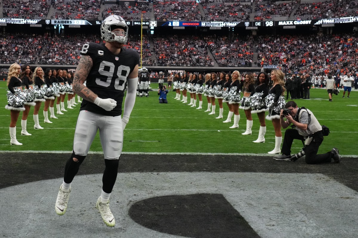 East Rutherford, New Jersey, USA. 6th Dec, 2020. Las Vegas Raiders  defensive end Maxx Crosby (98) in action during the NFL game between the  Las Vegas Raiders and the New York Jets