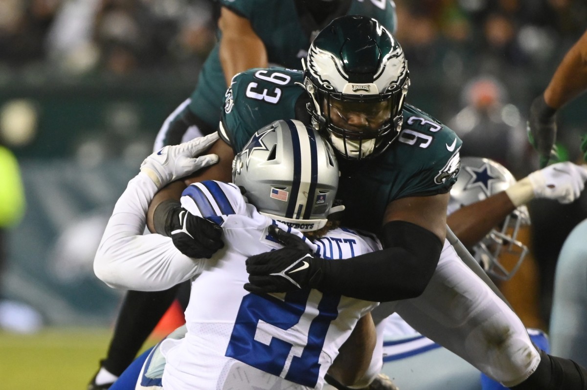 Milton Williams tackles Ezekiel Elliott in Week 18