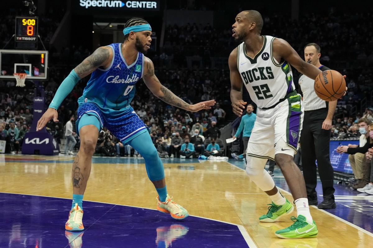 Майами хит шарлотт хорнетс 15 января. Charlotte Hornets Milwaukee Bucks. Шапка Чемпионат 50 летию NBA.