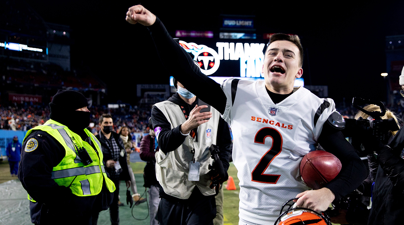 Joe Burrow kisses Evan McPherson after Bengals beat Titans at the