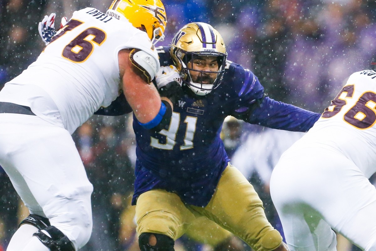 Tuli Letuligasenoa battles against Arizona State.