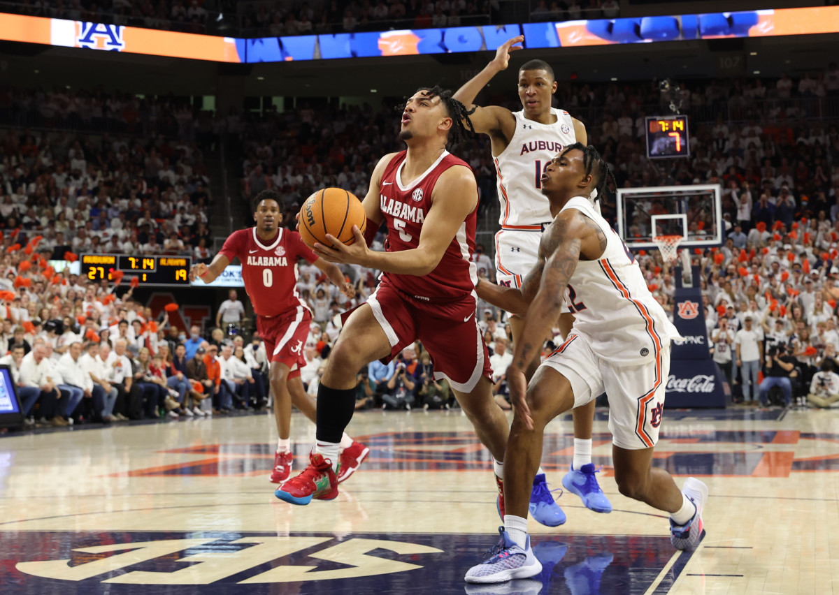 Jaden Shackelford drives the lane at Auburn