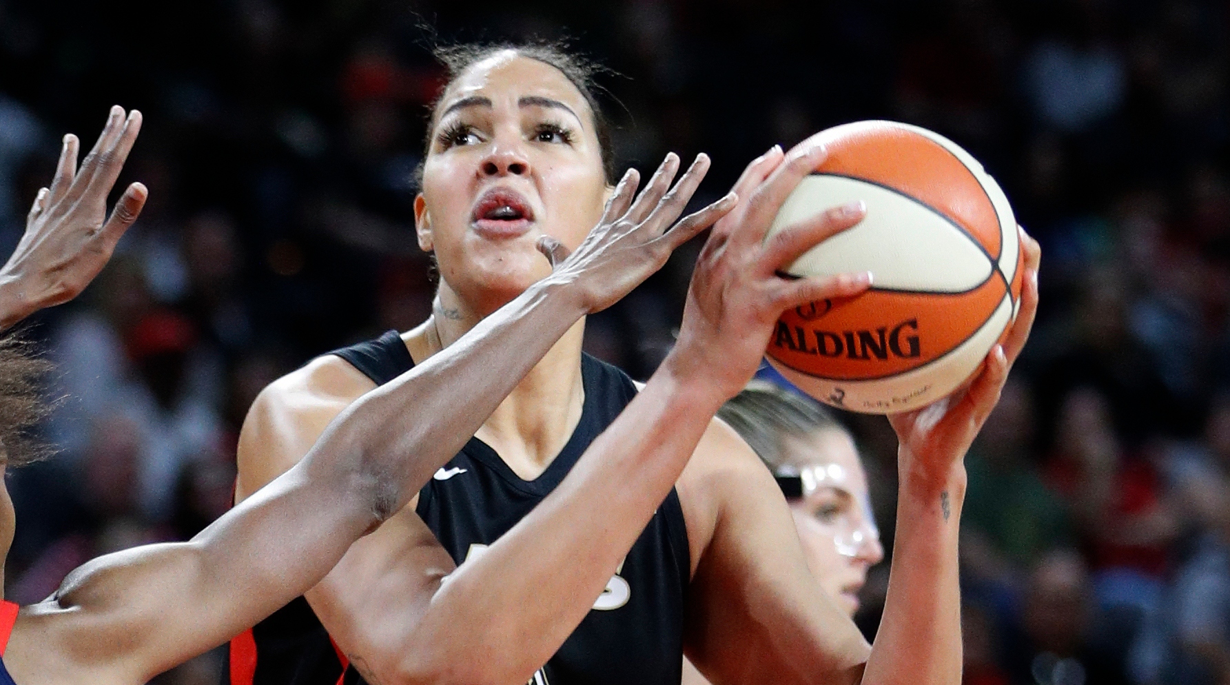 WNBA Free Agency 2022: Liz Cambage reportedly commits to sign with