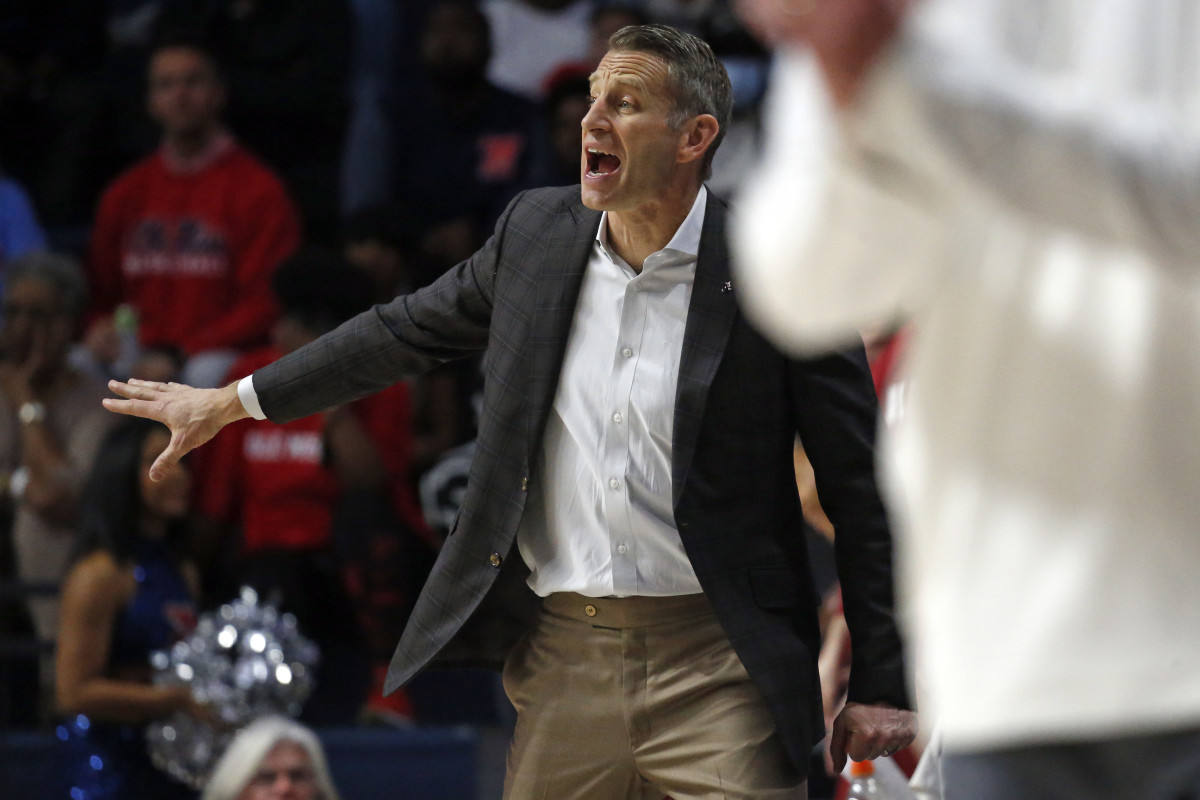 Alabama Crimson Tide head coach Nate Oats reacts during the first half against the Mississippi Rebels at The Sandy and John Black Pavilion at Ole Miss.