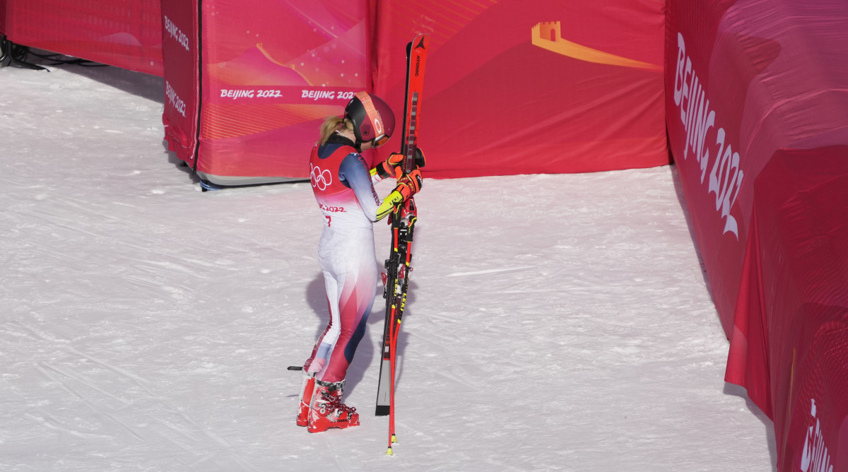 mikaela-shiffrin-looks-down-lead