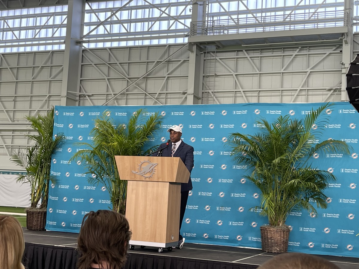 Miami Dolphins - Head Coach Mike McDaniel meets with the media at Baptist  Health Training Complex. 