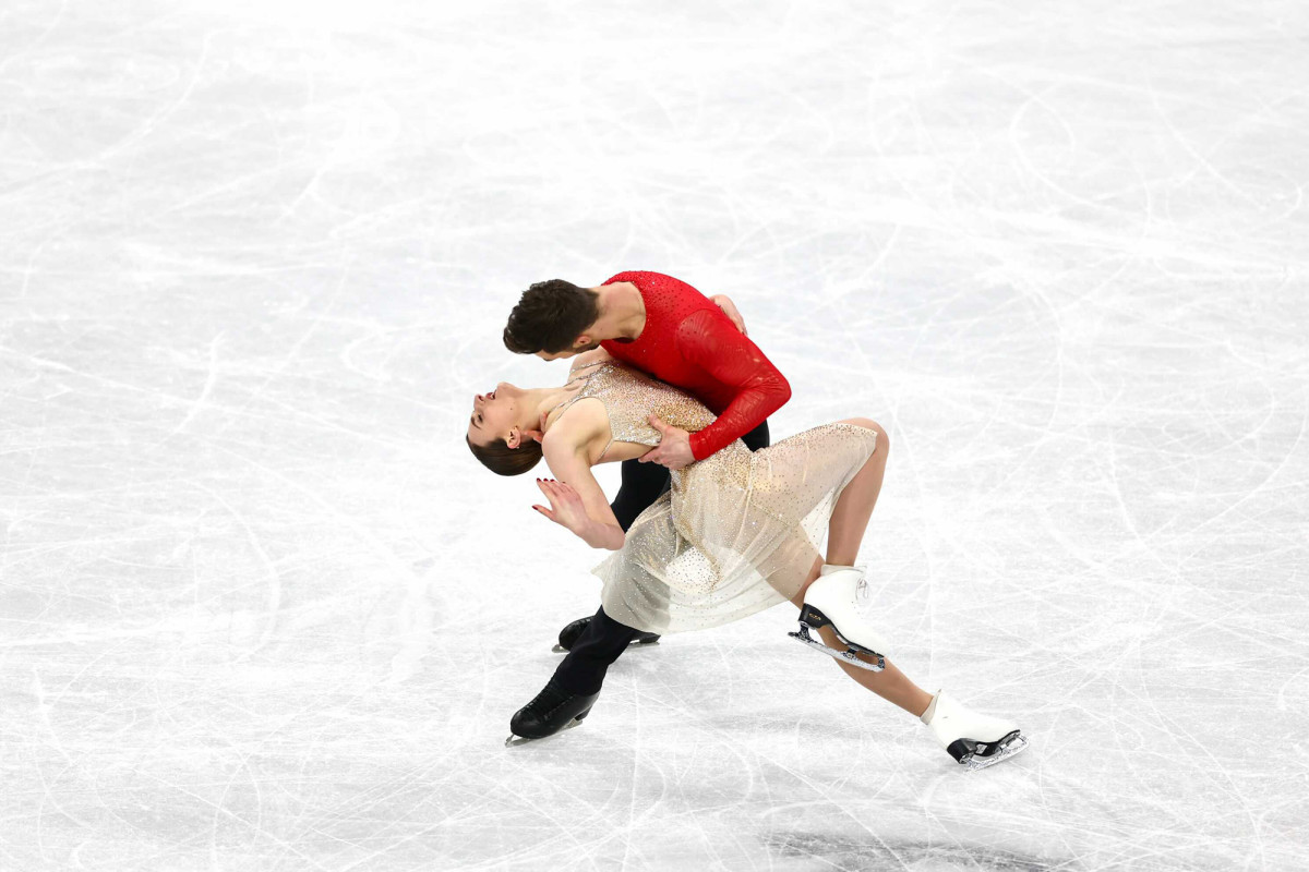 France's Papadakis and Cizeron captured gold.