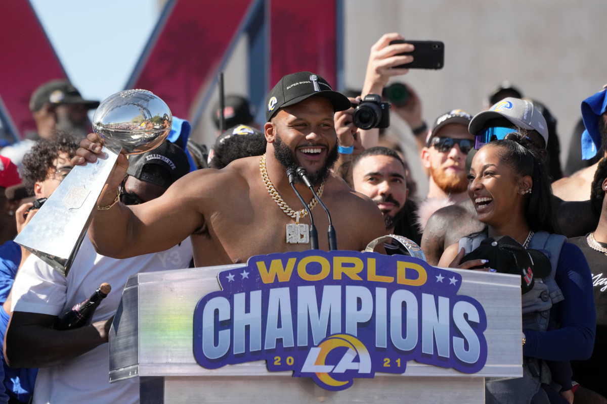 PHOTOS: Rams Super Bowl parade – Annenberg Media