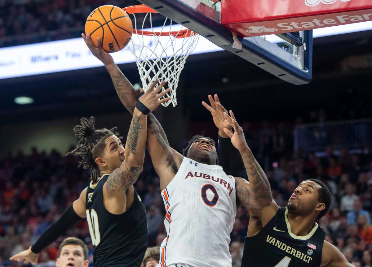 Auburn Tigers forward Jabari Smith (10) attempts a layup as Auburn Tigers take on Vanderbilt Commodores at Auburn Arena in Auburn, Ala., on Wednesday, Feb. 16, 2022.