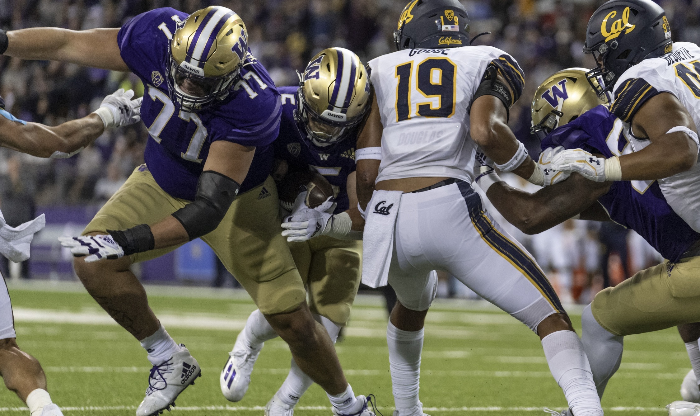 Onwuzurike Signs Lions Contract, Becomes 8-Million-Dollar Man - Sports  Illustrated Washington Huskies News, Analysis and More