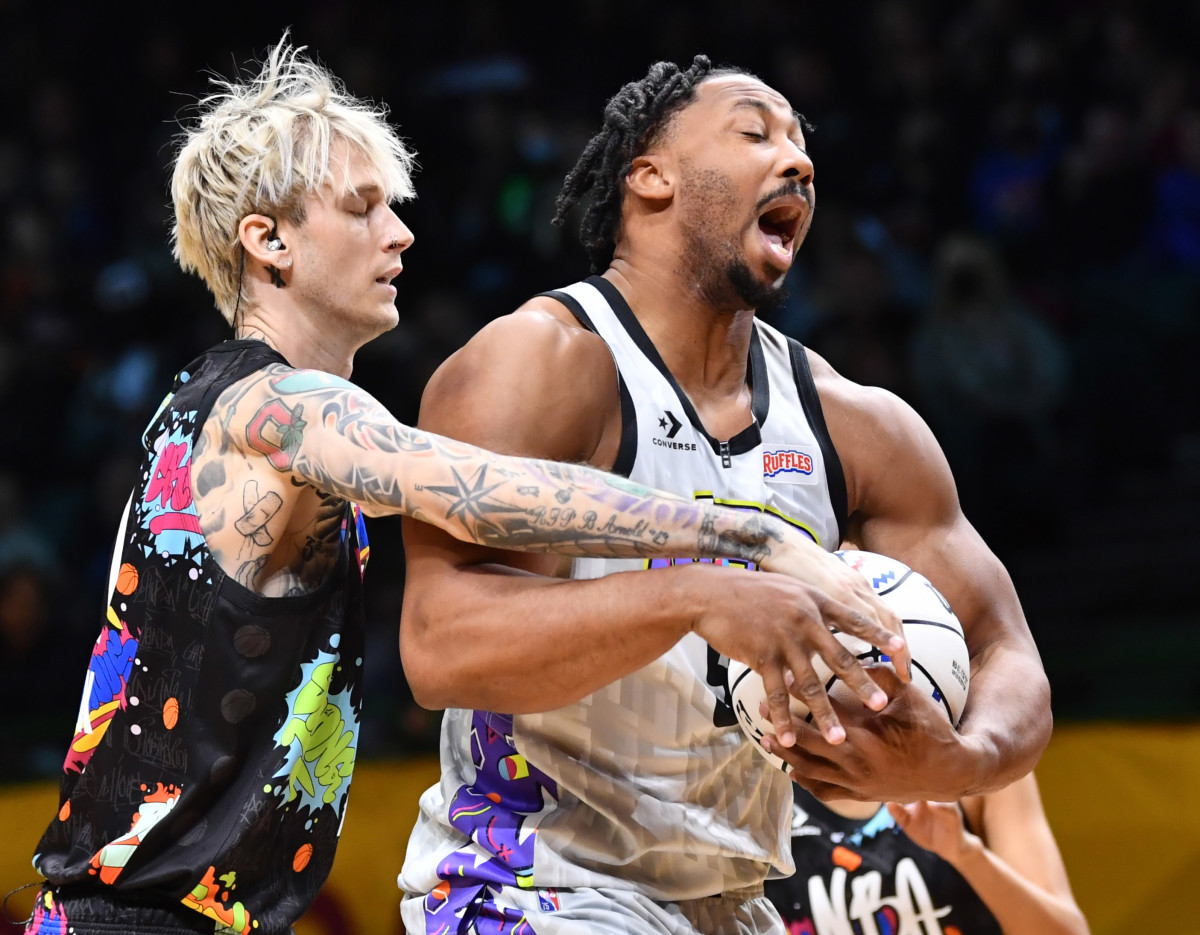 Texas A&M star Myles Garrett wears dinosaur shirt given to him by young fan