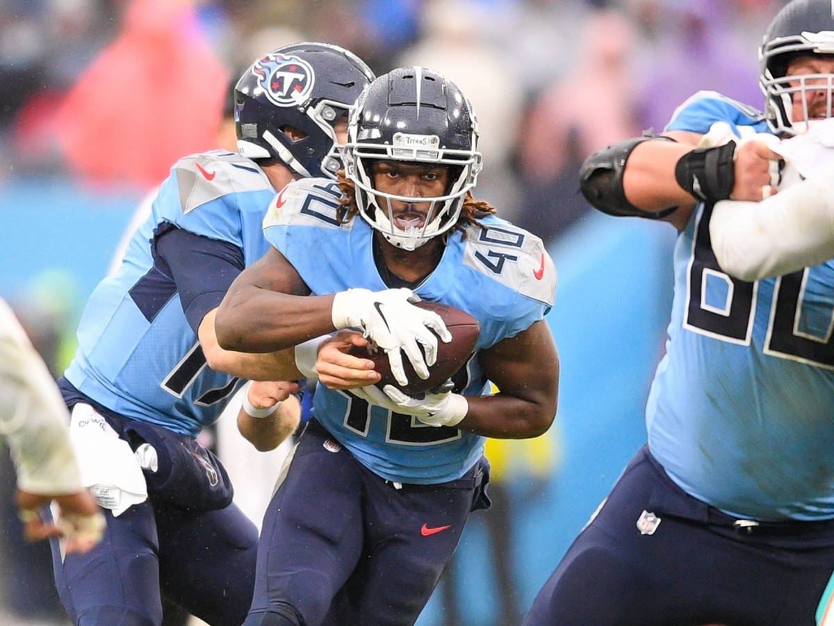 Tennessee Titans quarterback Ryan Tannehill (17) hands the ball to running back Dontrell Hilliard (40) Miami Dolphins during the first half at Nissan Stadium.