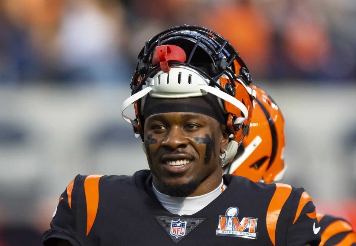 Chidobe Awuzie wearing a San Jose hat when arriving for Super Bowl LVI. GO  BENGALS : r/SanJose