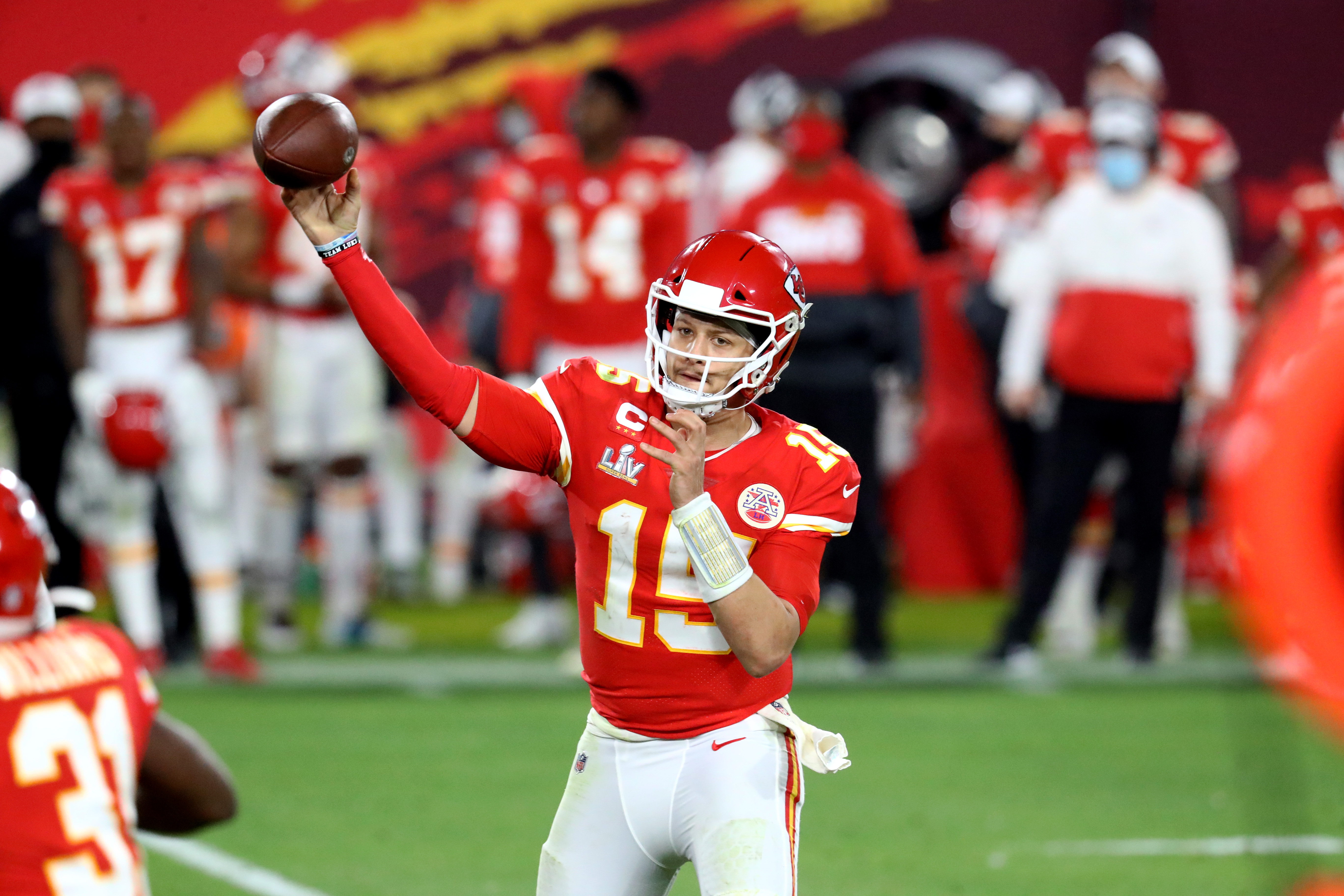 Chiefs' Mahomes: ankle recovering as offseason work begins – KGET 17