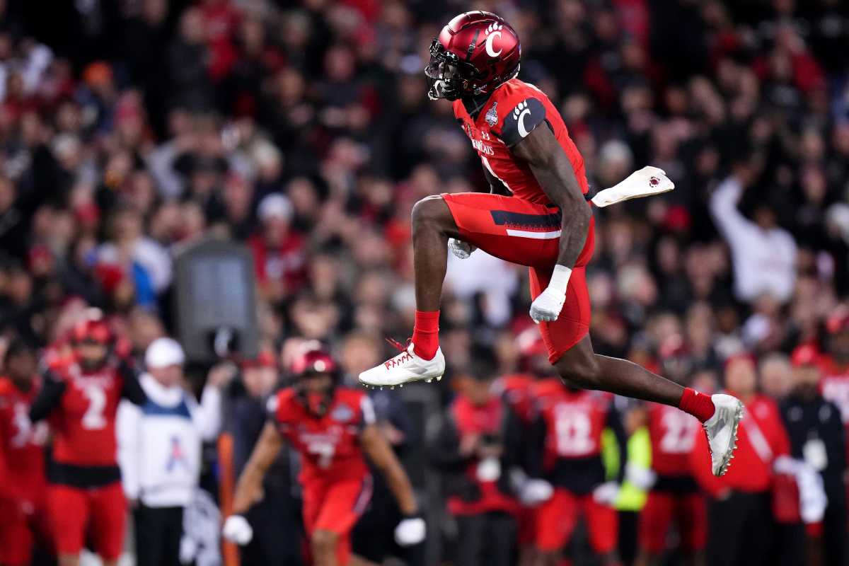 Cincinnati Bearcats cornerback Ahmad Gardner (1) celebrates a sack of Houston Cougars quarterback Clayton Tune (3) in the second quarter during the American Athletic Conference championship football game, Saturday, Dec. 4, 2021, at Nippert Stadium in Cincinnati. Houston Cougars At Cincinnati Bearcats Aac Championship Dec 4