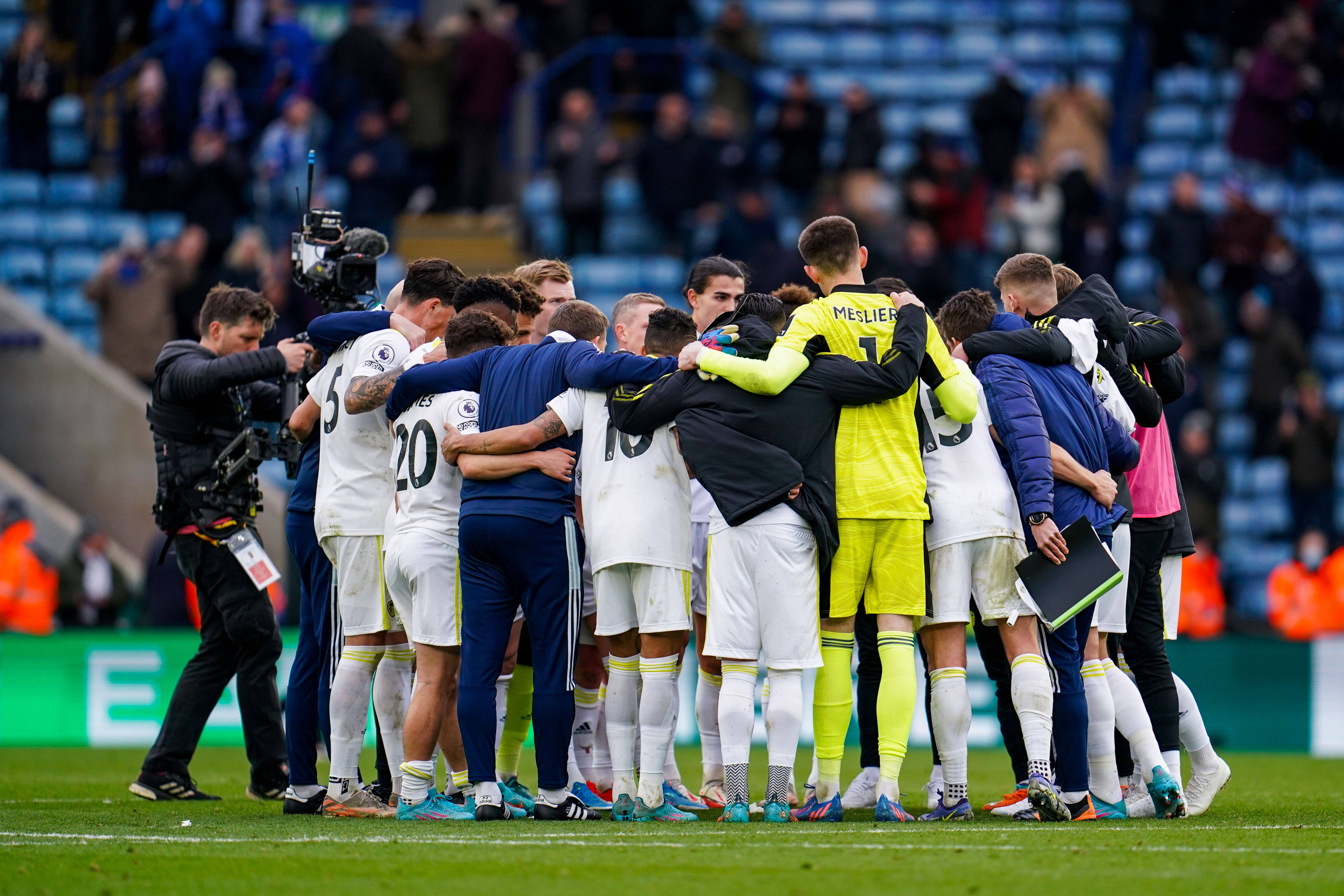 Jesse Marsch gives Leeds team talk on the pitch after first game ...